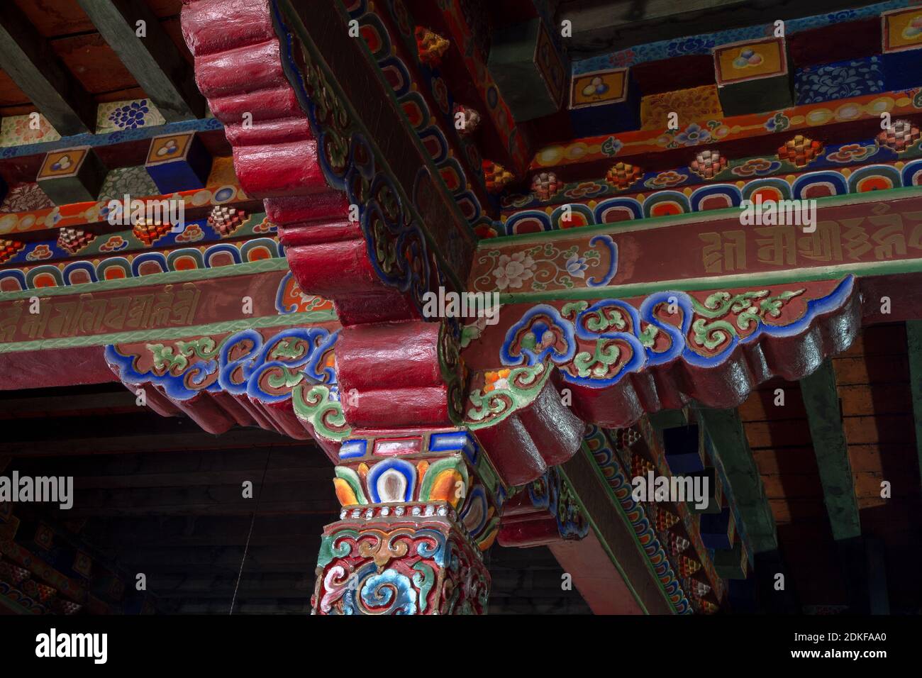 Pemayangtse, Sikkim, Inde - 31 décembre 2011 : plafond peint en couleurs et colonnes sculptées, ornements bouddhistes dans le temple de Pemayangtse Banque D'Images