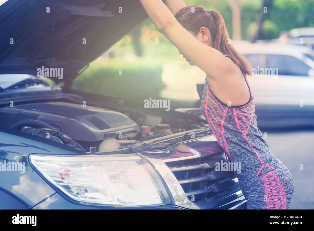 jeune femme ouvrir la jupe de voiture vérifier le moteur à réparer avant  d'appeler le technicien, vérifiez Photo Stock - Alamy