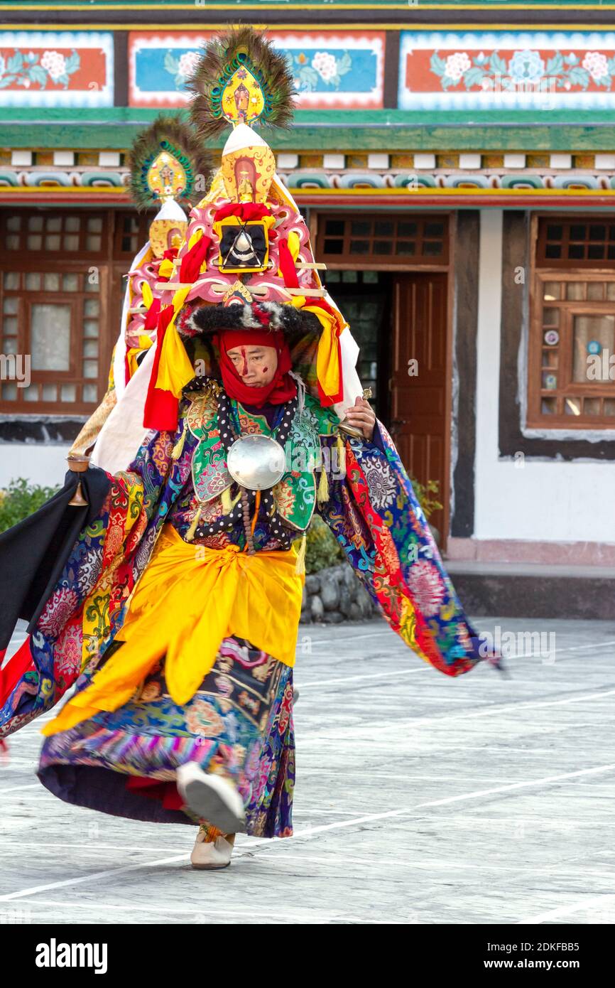 Lingdum, Sikkim, Inde - 23 décembre 2011 : Lama en costume rituel et chapeau orné interprète un mystère religieux historique Black Hat Dance of Tibétain B. Banque D'Images