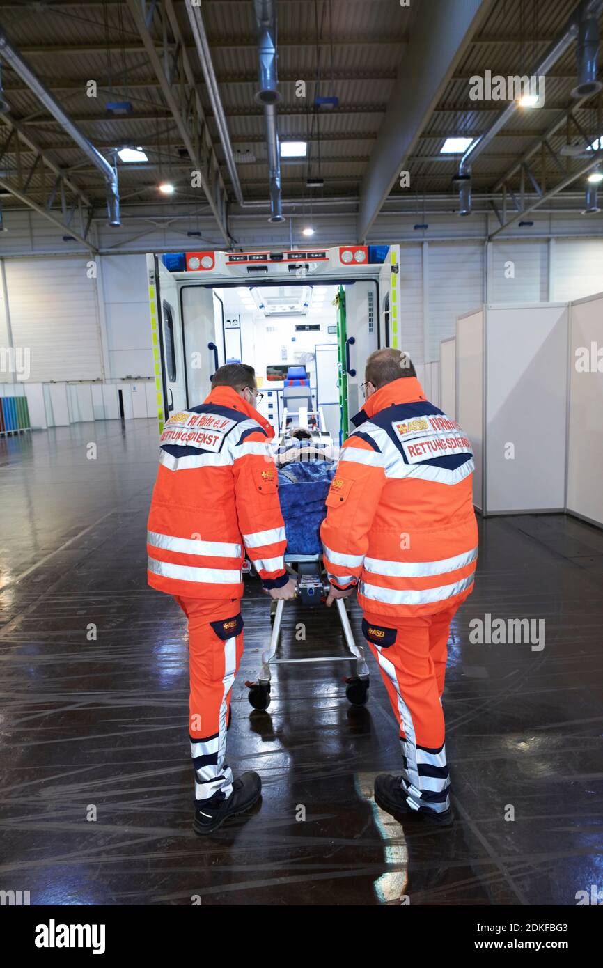 Covid19 Impfzentrum der Stadt Essen in einer Messehalle eingerichtet mit Beteilingung verschiedenster Hilfsorganizationen Banque D'Images
