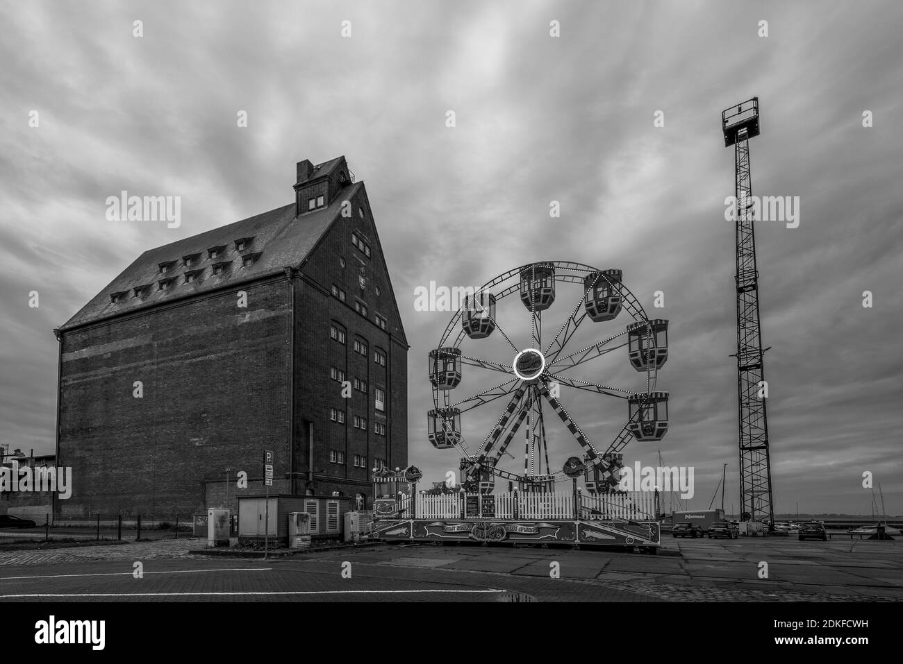 Allemagne, Mecklembourg-Poméranie occidentale, Stralsund, une roue ferris tourne dans le port de la ville, vieux magasin, ville hanséatique de Stralsund Banque D'Images