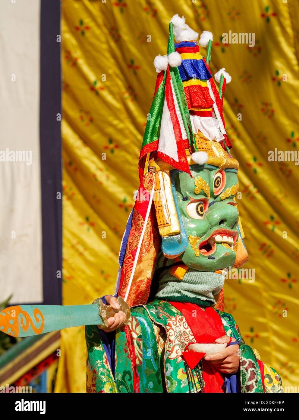 Un moine non identifié avec une épée dans le masque de dharmapala exécute un religieux Danse mystérieuse déguisée et déguisée du bouddhisme tibétain tantrique Festi danse Cham Banque D'Images