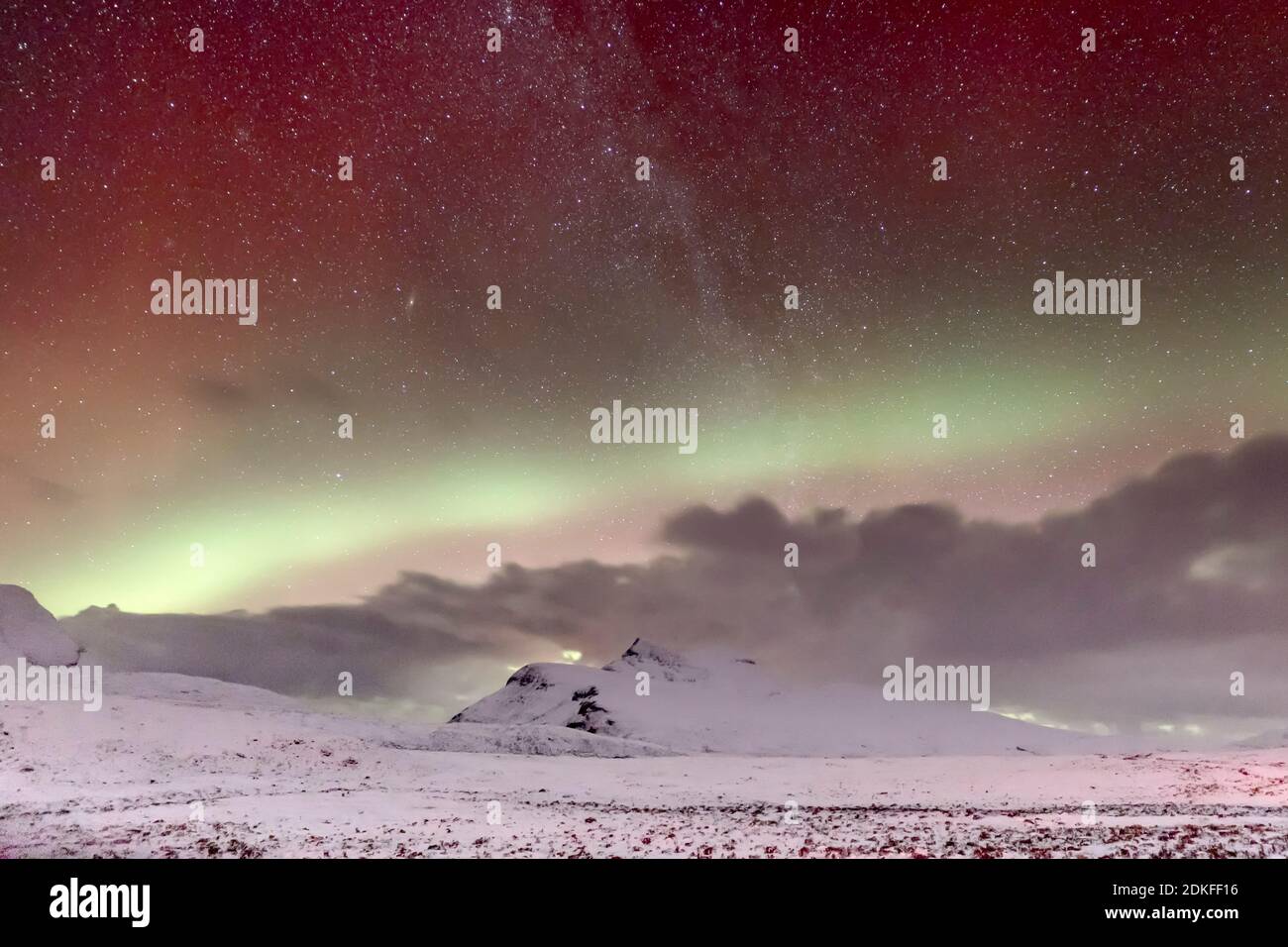 Lumières et nuages du Nord dans le ciel étoilé dans les hauts plateaux enneigés de Drumrunie, en Écosse Banque D'Images