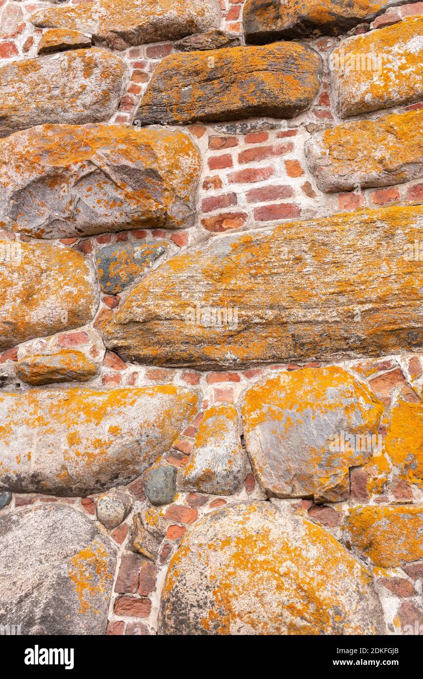 Gros plan d'un ancien monastère orthodoxe mur en pierre de grandes pierres. Texture arrière-plan couleur naturelle. Banque D'Images