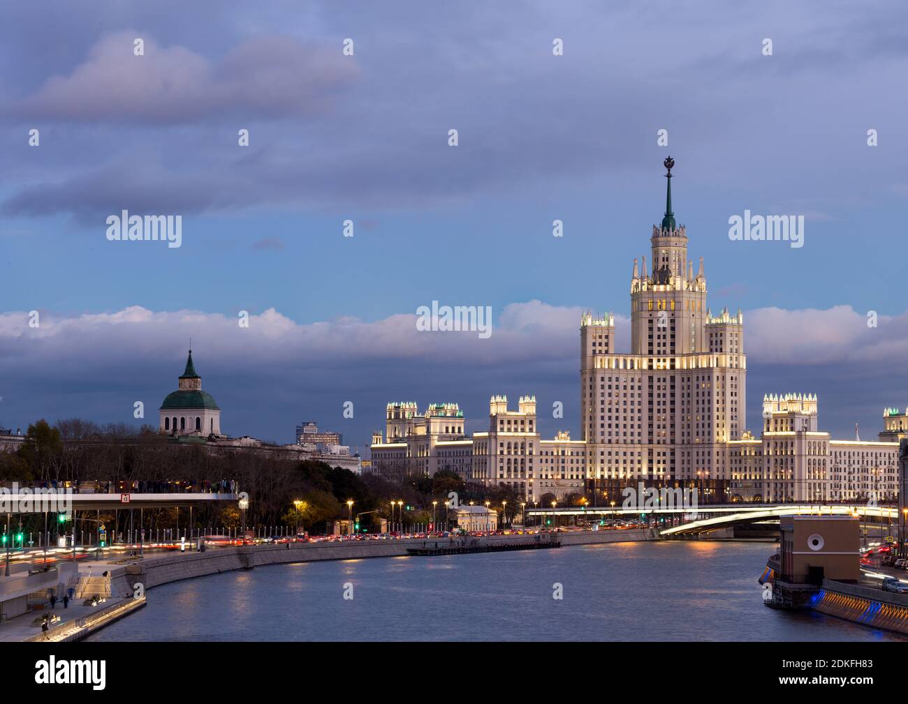 Vue sur le bâtiment du remblai Kotelnicheskaya (l'un des sept gratte-ciels staliniens de Moscou), la rivière Moskva, le pont Bolchoy Krashokholmsky et le remblai Banque D'Images
