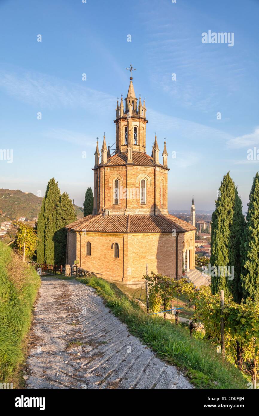 Temple de S. Martino parmi les vignobles, Eglise Colle di San Martino, Col San Martino, province de Trévise, Vénétie, Italie Banque D'Images