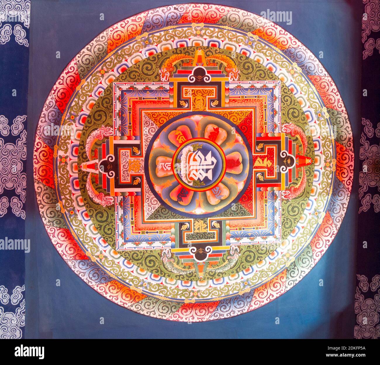 Kalachakra, roue du temps mandala, symbole spirituel et rituel du bouddhisme - un plafond coloré à Zumrang gompa - temple bouddhiste, Sikkim, I Banque D'Images