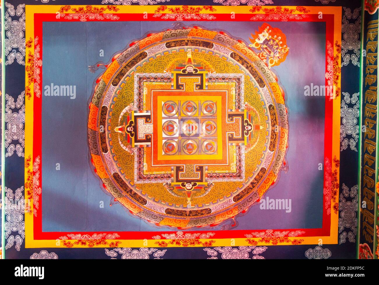 Kalachakra, roue du temps mandala, symbole spirituel et rituel du bouddhisme - un plafond coloré à Zumrang gompa - temple bouddhiste, Sikkim, I Banque D'Images