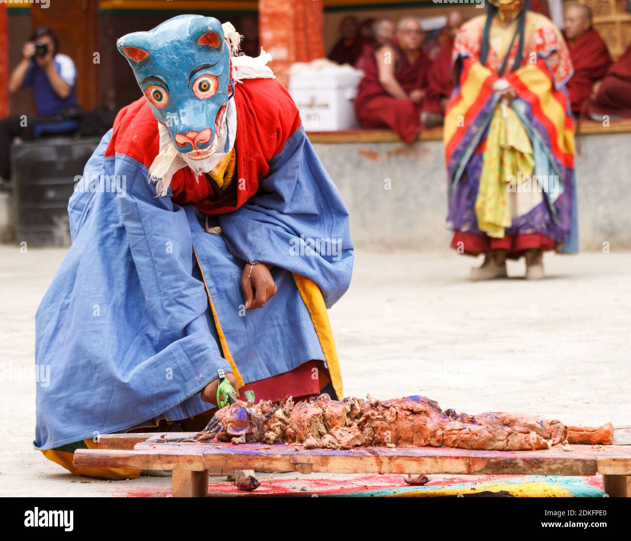Leh, Inde - 17 juin 2012 : Moine en masque effectue sur un rituel de sacrifice masqués et costumés religieuses Cham Dance Festival du bouddhisme tibétain dans Banque D'Images