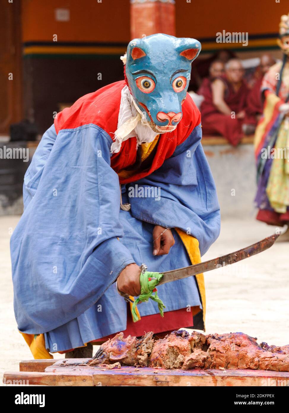 Leh, Inde - 17 juin 2012 : Moine en masque effectue sur un rituel de sacrifice masqués et costumés religieuses Cham Dance Festival du bouddhisme tibétain dans Banque D'Images