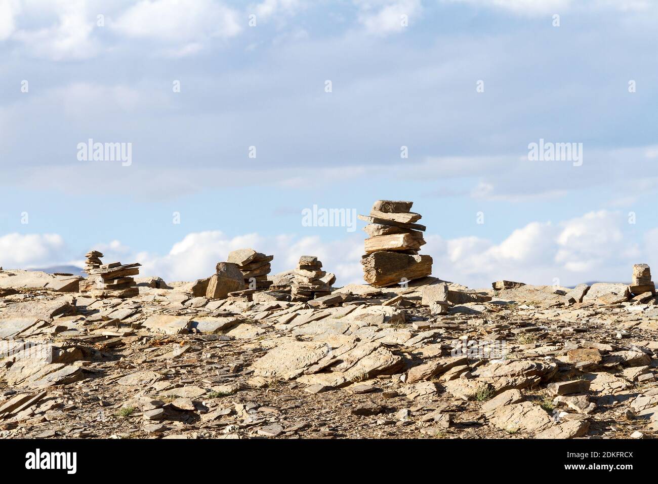 Petits stupas bouddhistes - Ovoo (Oboo) ou un tas sacré de rochers (qui sont utilisés dans les cérémonies et les rituels bouddhistes et mongoles), recueillis dans la forme Banque D'Images