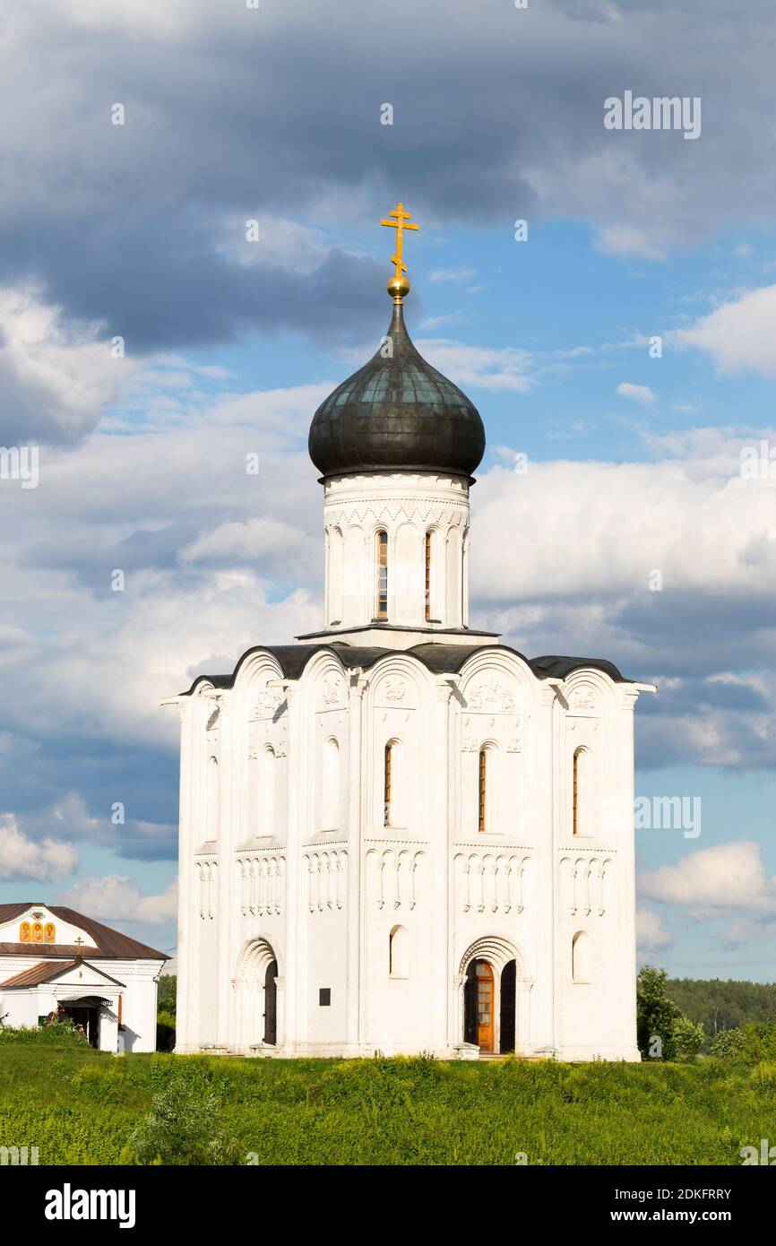L'église de l'intercession de la Sainte Vierge sur le fleuve Nerl - une église orthodoxe et un symbole de la Russie médiévale. Pendant des siècles, le mémorial Banque D'Images