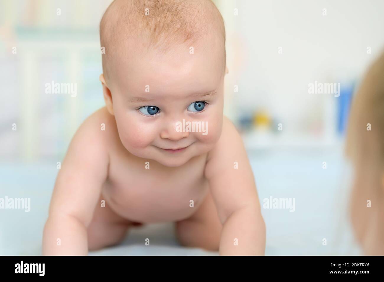 Mignon Adorable Caucasien Petit Bebe Garcon De 5 Mois Couche Sur Le Ventre Dans La Chambre De Lit De Bebe S Amusant A Jouer Avec La Sœur Plus Agee Concept De Nouveau Ne Heureux