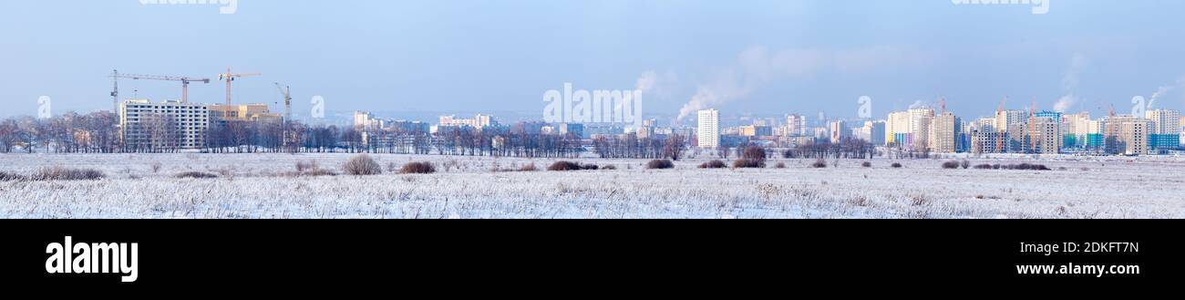 Panorama de nouveaux bâtiments et de grues de construction en banlieue, dans le froid ensoleillé jour d'hiver, Penza, Russie Banque D'Images