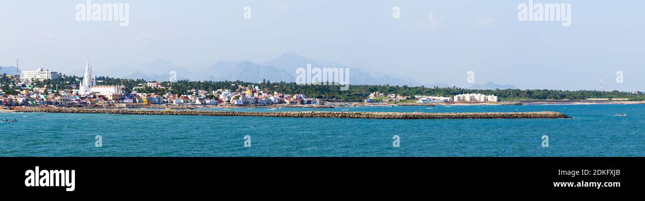 Panorama de la mer de Laccadive et de la ville de Kanyakumari sur le fond des montagnes au point le plus au sud de l'Inde, anciennement connu sous le nom de cap Comoriin dans le Th Banque D'Images