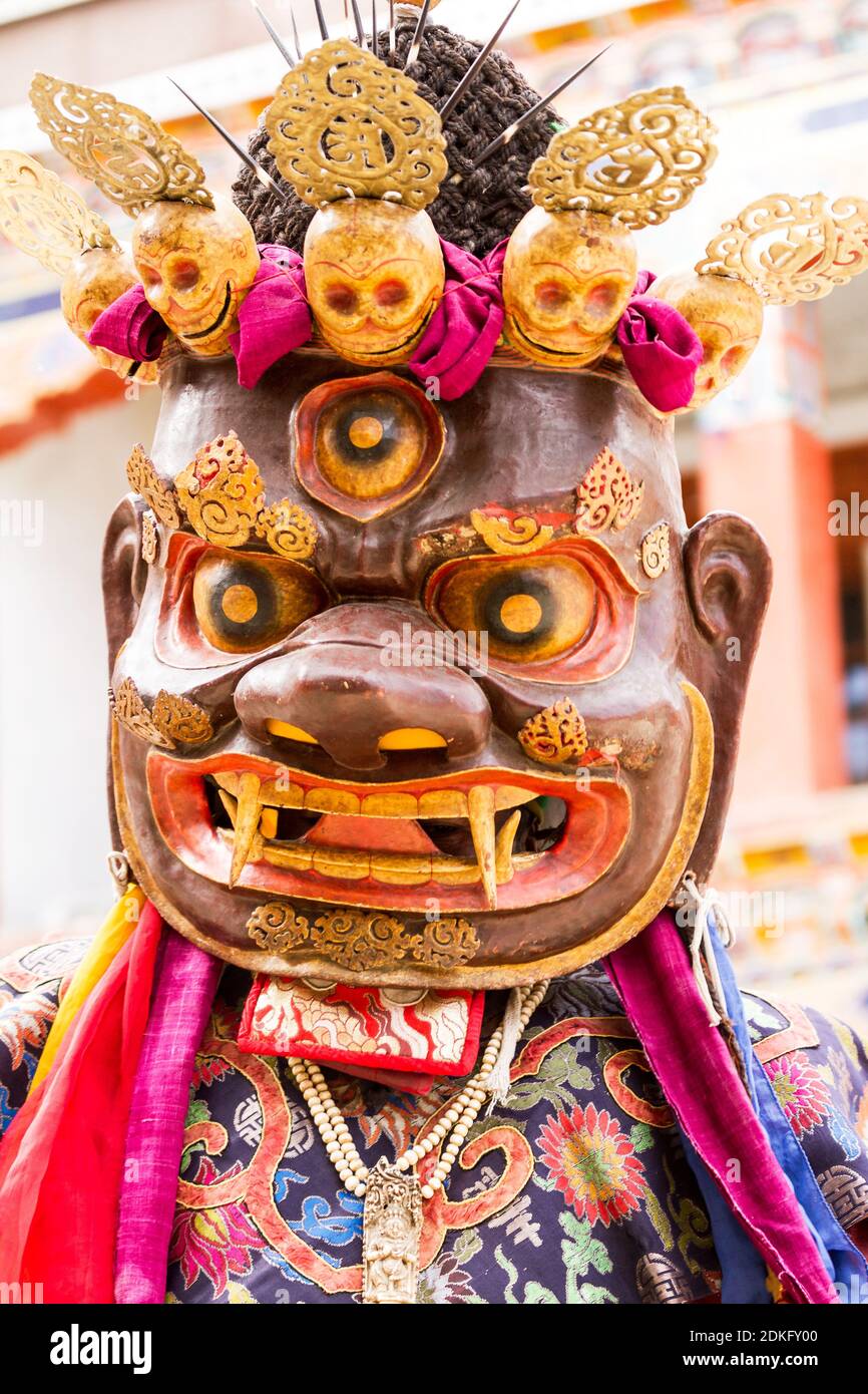Un moine non identifié exécute une danse religieuse mystère masquée et costumée Du bouddhisme tibétain pendant le Cham Dance Festival à Lamayuru Monastère en H. Banque D'Images