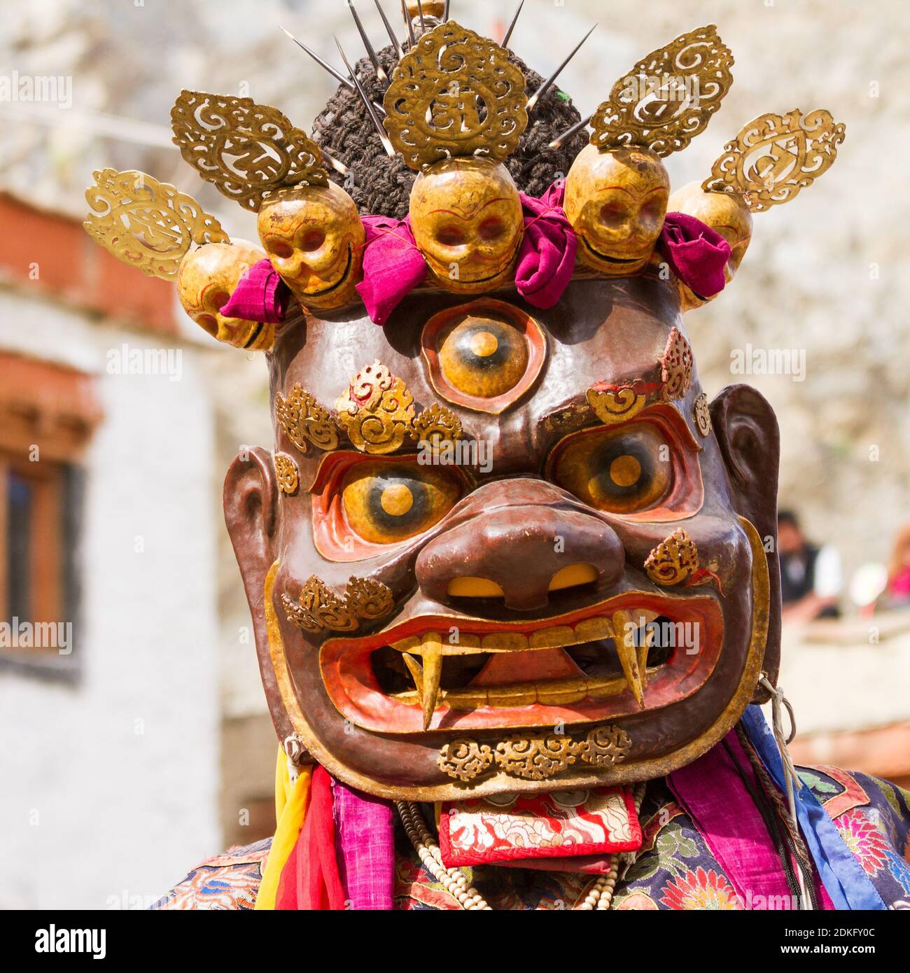 Un moine non identifié exécute une danse religieuse mystère masquée et costumée Du bouddhisme tibétain pendant le Cham Dance Festival à Lamayuru Monastère en H. Banque D'Images