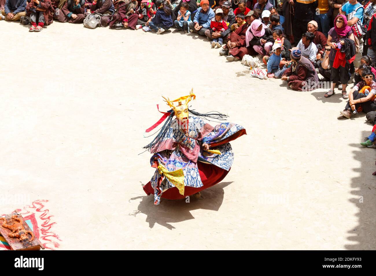 Lamayuru, Inde - 17 juin 2012 : un moine non identifié dans un masque de cerf exécute une danse religieuse mystérieuse masquée et costumée du bouddhisme tibétain autour du Banque D'Images