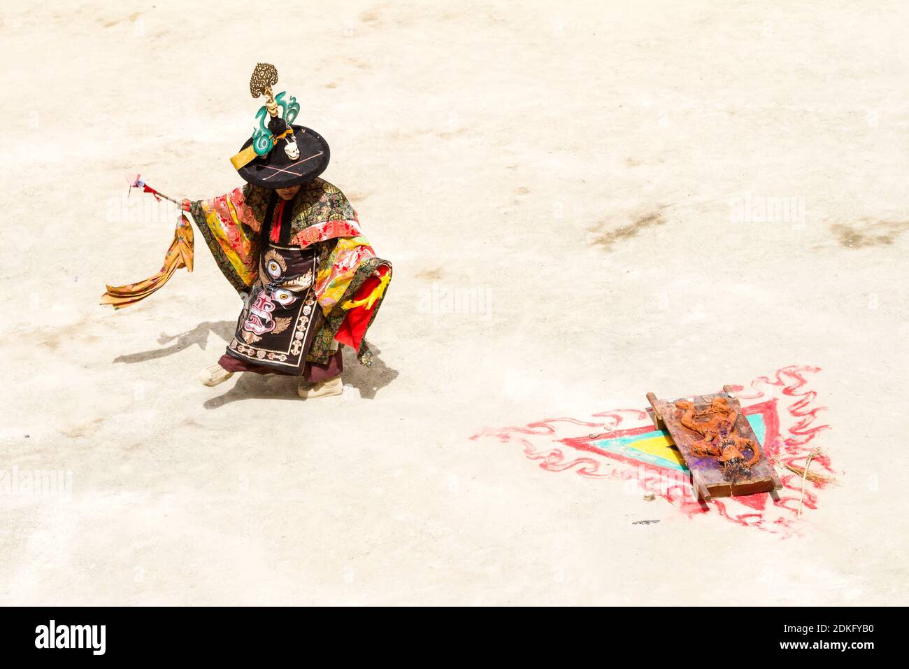 Lamayuru, Inde - 17 juin 2012 : monk interprète le mystère costumé sacré 'danse de chapeau noir' du bouddhisme tibétain autour du sacrifice symbolique à la trad Banque D'Images