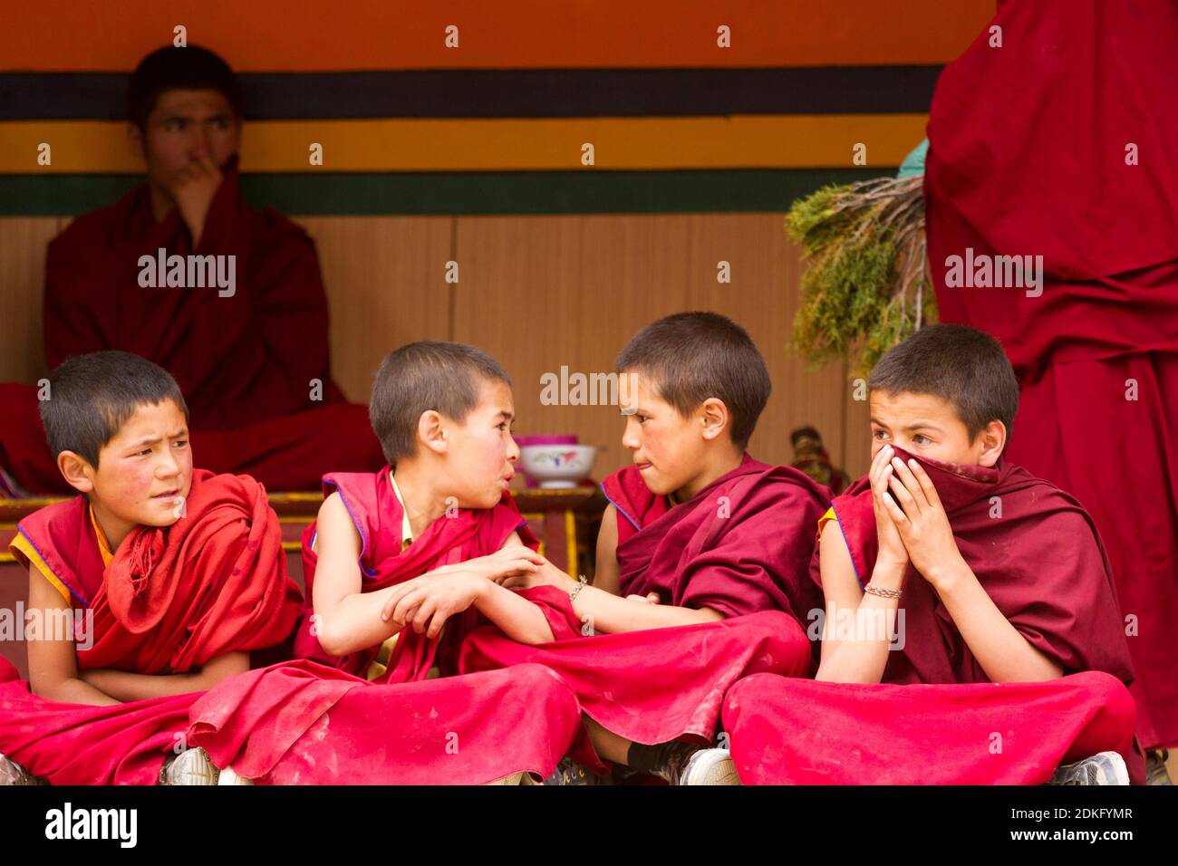 Lamayuru, Inde - 17 juin 2012 : des bonzes agités comme spectateurs au Cham Dance Festival du bouddhisme tibétain au monastère de Lamayuru, Ladakh, Indi Banque D'Images