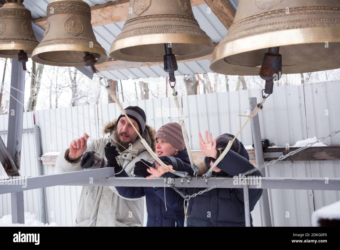 Penza, Russie - 16 janvier 2016 : la sonnerie donne à deux garçons une leçon de sonnerie à l'ouverture du clocher de la cathédrale restaurée sur une glaçée Banque D'Images