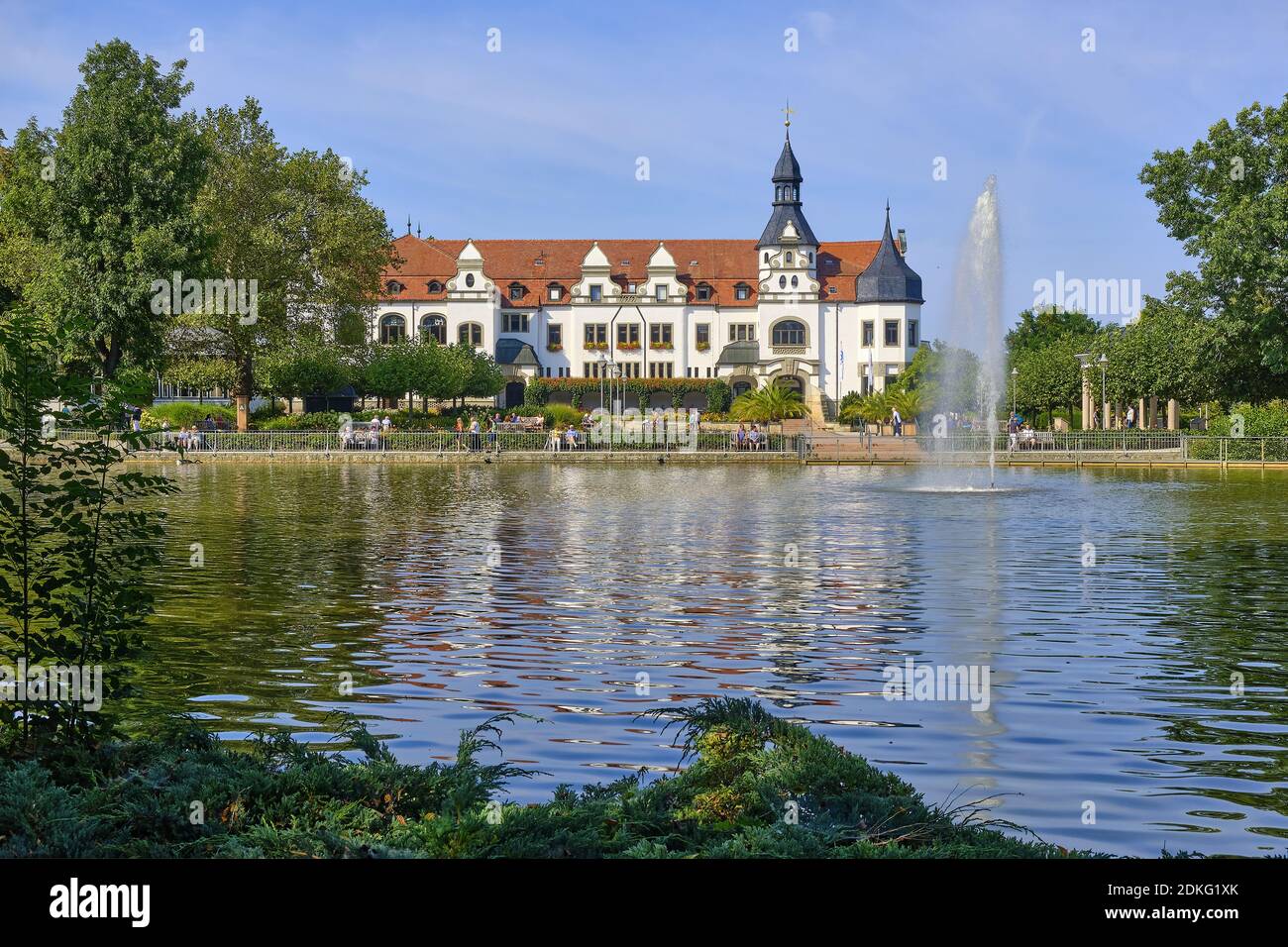 Kurhaus avec étang de cygne à Bad Schmiedeberg, Saxe-Anhalt, Allemagne Banque D'Images