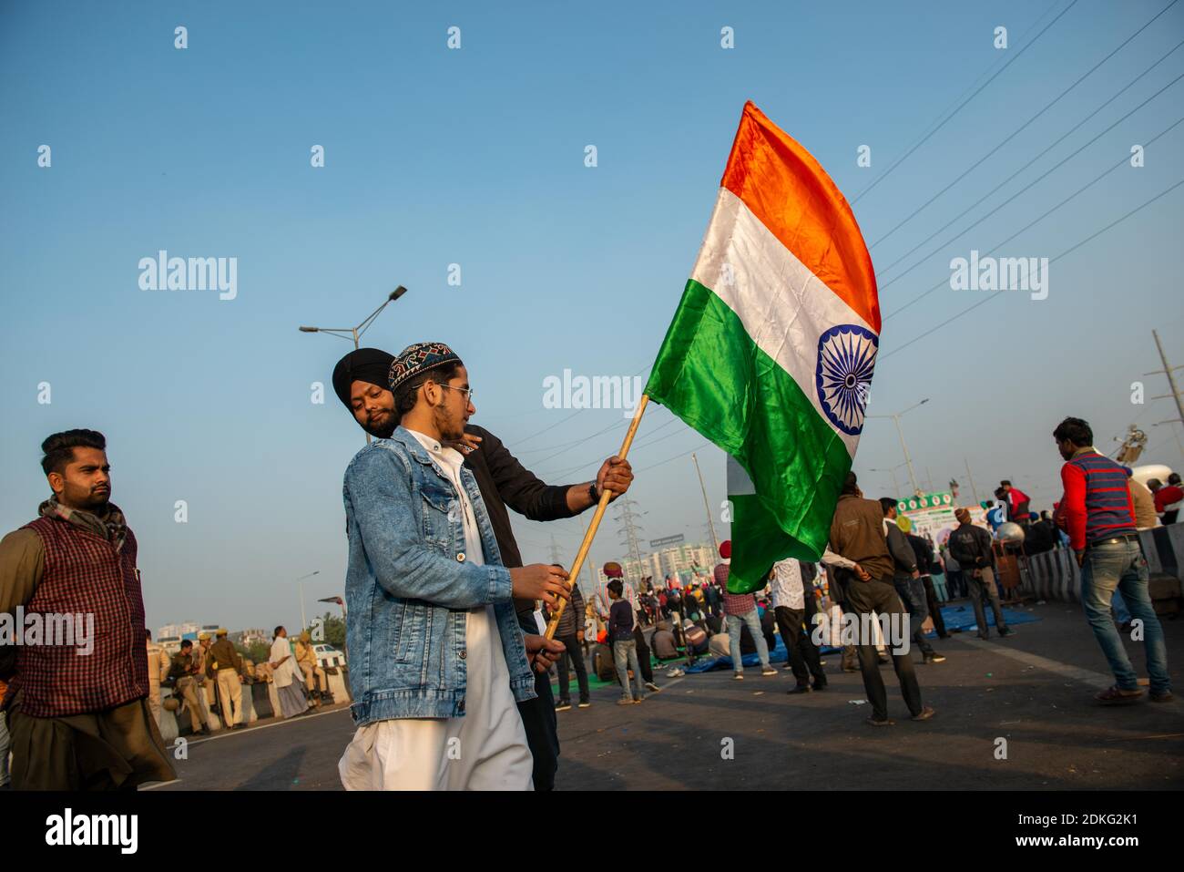 Un jeune sikh agité et drapeau national indien pendant la manifestation.les agriculteurs continuent de protester à Delhi-Meerut Expressway et menacent de bloquer complètement une autre autoroute qui relie Delhi. Les agriculteurs veulent que les trois lois soient abandonnées, tandis que le gouvernement affirme qu'il est disposé à poursuivre les pourparlers, mais qu'il ne les reprendra pas. Banque D'Images