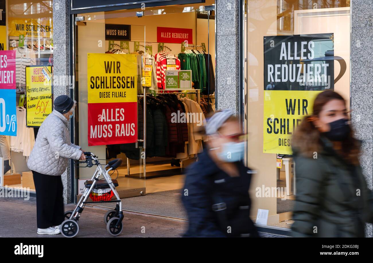 Duisburg, Rhénanie-du-Nord-Westphalie, Allemagne - exigence de masque et bataille de rabais dans le centre-ville de Duisburg en temps de crise de corona, ventes au détail pendant la deuxième pandémie de corona verrouillage partiel, affiches dans la fenêtre de magasin d'une succursale DE BONITA, TOUT RÉDUIT, NOUS FERMONS CETTE SUCCURSALE. Banque D'Images