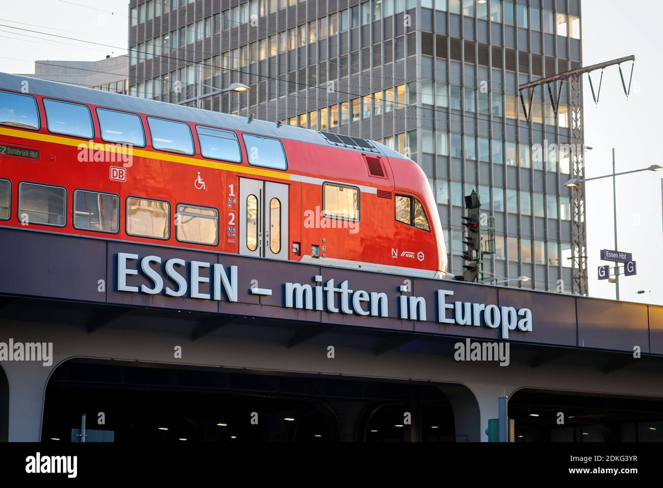 Essen, Rhénanie-du-Nord-Westphalie, Allemagne - train express régional à la plate-forme de la gare principale d'Essen, en lettres ESSEN au milieu de l'Europe Banque D'Images