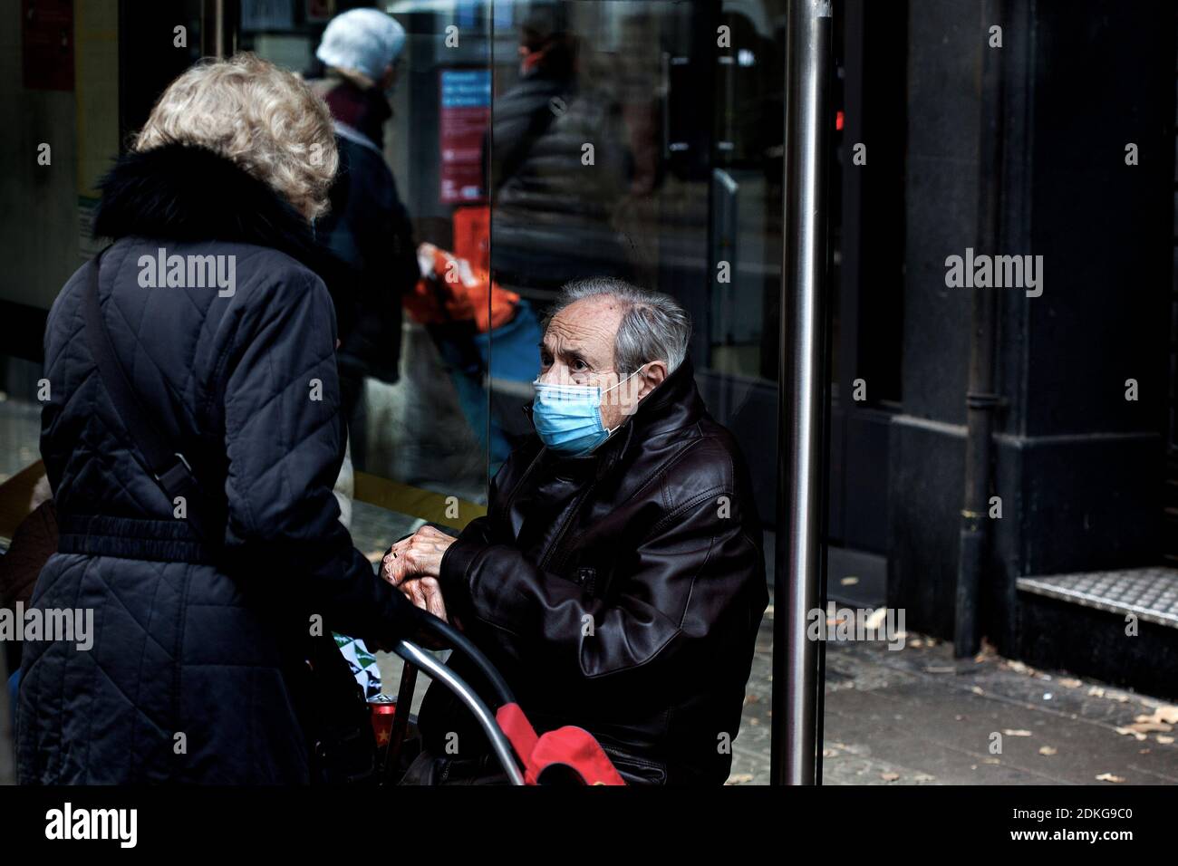 Vieil homme à l'arrêt de bus, Barcelone, Espagne. Banque D'Images