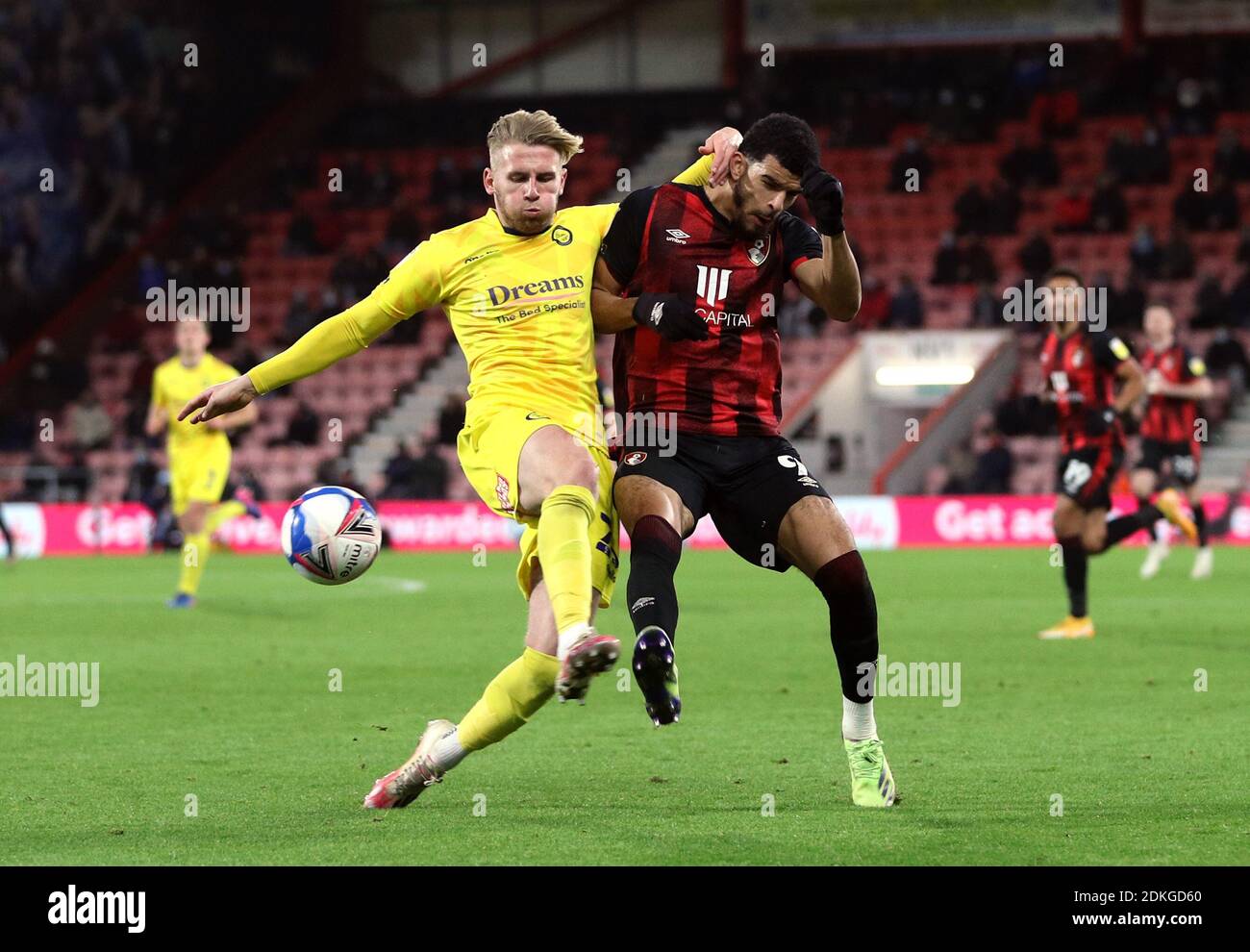 Jason McCarthy de Wycombe Wanderers (à gauche) et Dominic Solanke de l'AFC Bournemouth se battent pour le ballon lors du match du championnat Sky Bet au stade Vitality, à Bournemouth. Banque D'Images