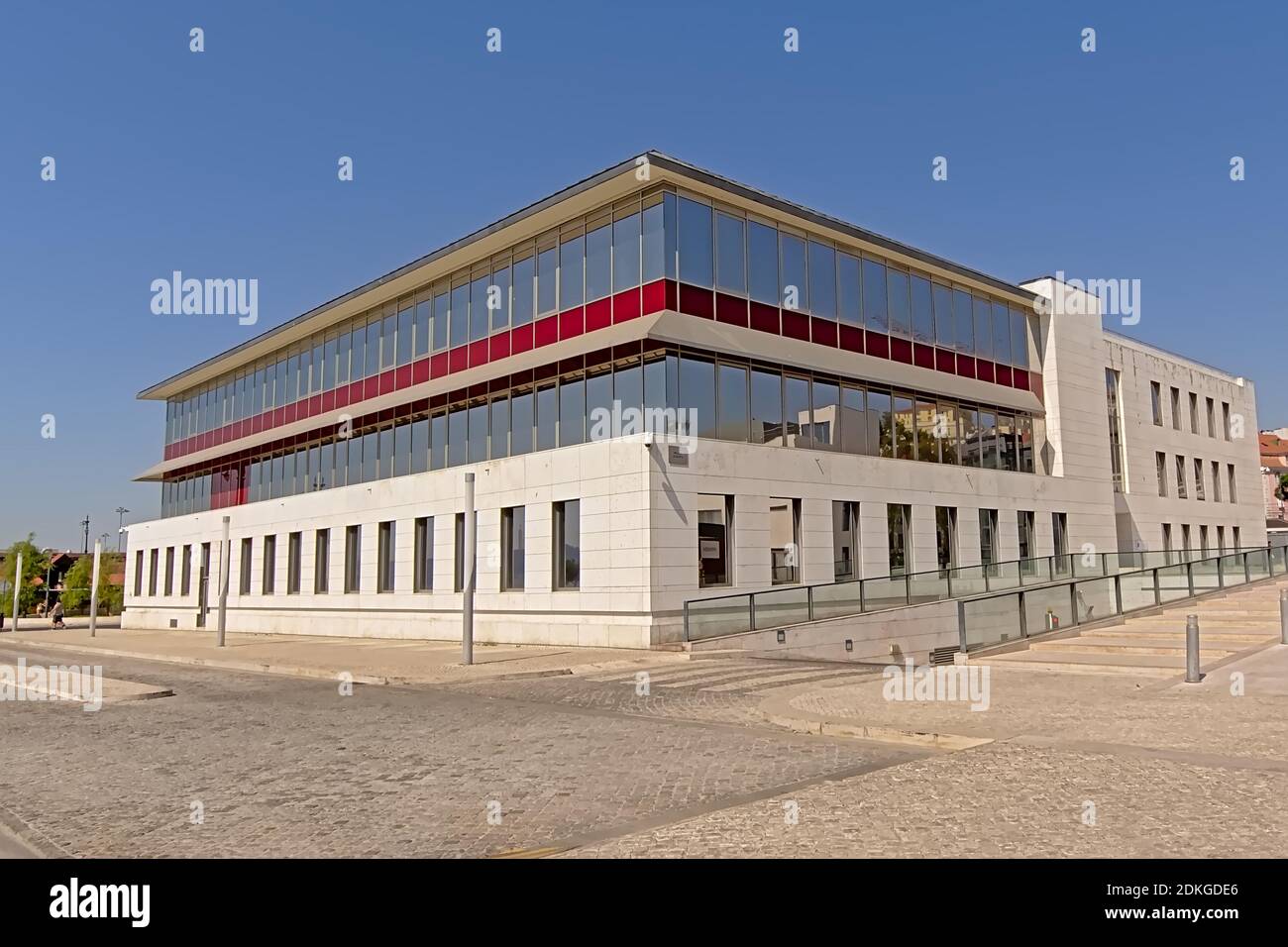 Praca Europa, nouvelle place avec bureau gouvernemental moderne de l'Observatoire européen des drogues et des toxicomanies à Lisbonne, Portugal Banque D'Images