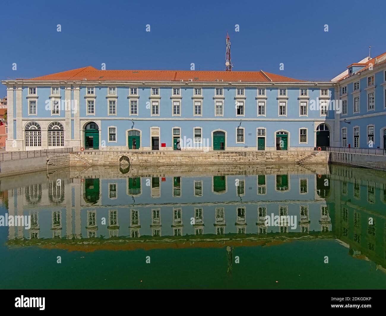 Bâtiment du gouvernement dans la rue Ribeira das Naus, se reflétant dans l'eau d'un quai dans le port de Lisbonne Banque D'Images
