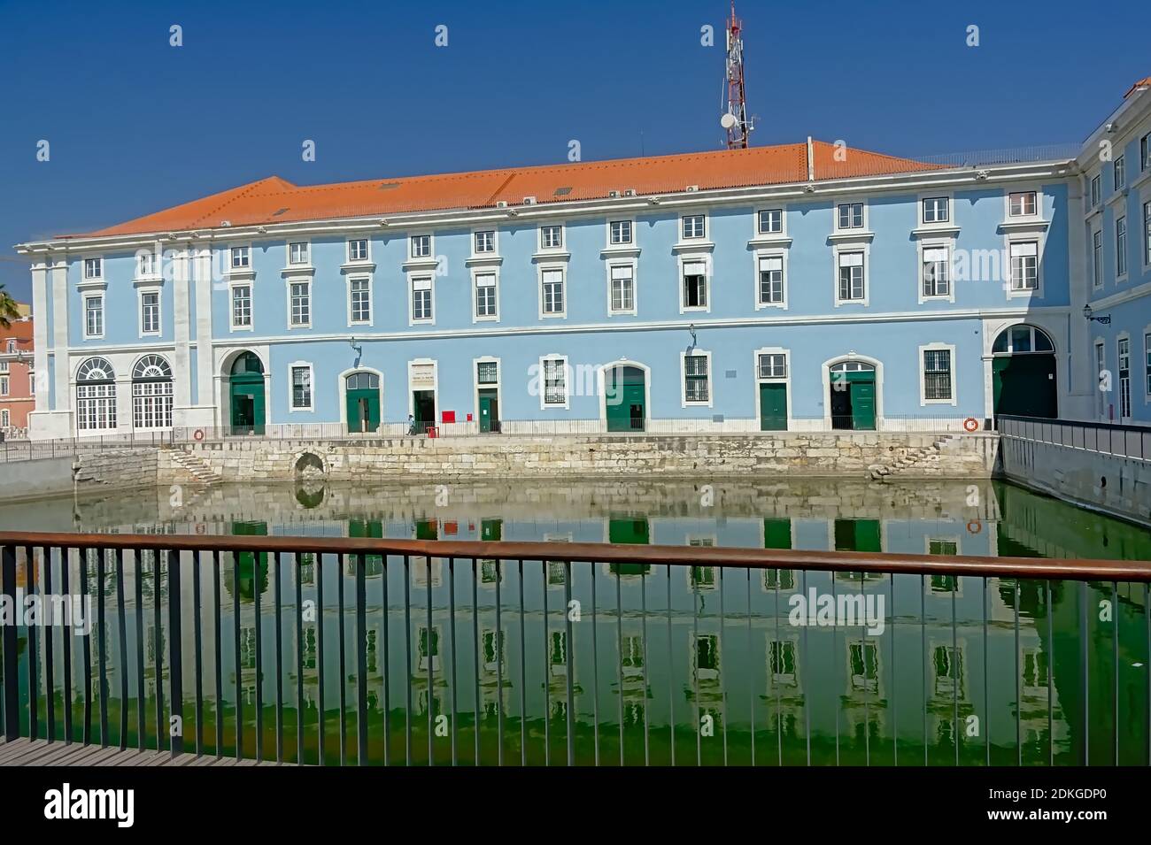 Bâtiment du gouvernement dans la rue Ribeira das Naus, se reflétant dans l'eau d'un quai dans le port de Lisbonne Banque D'Images