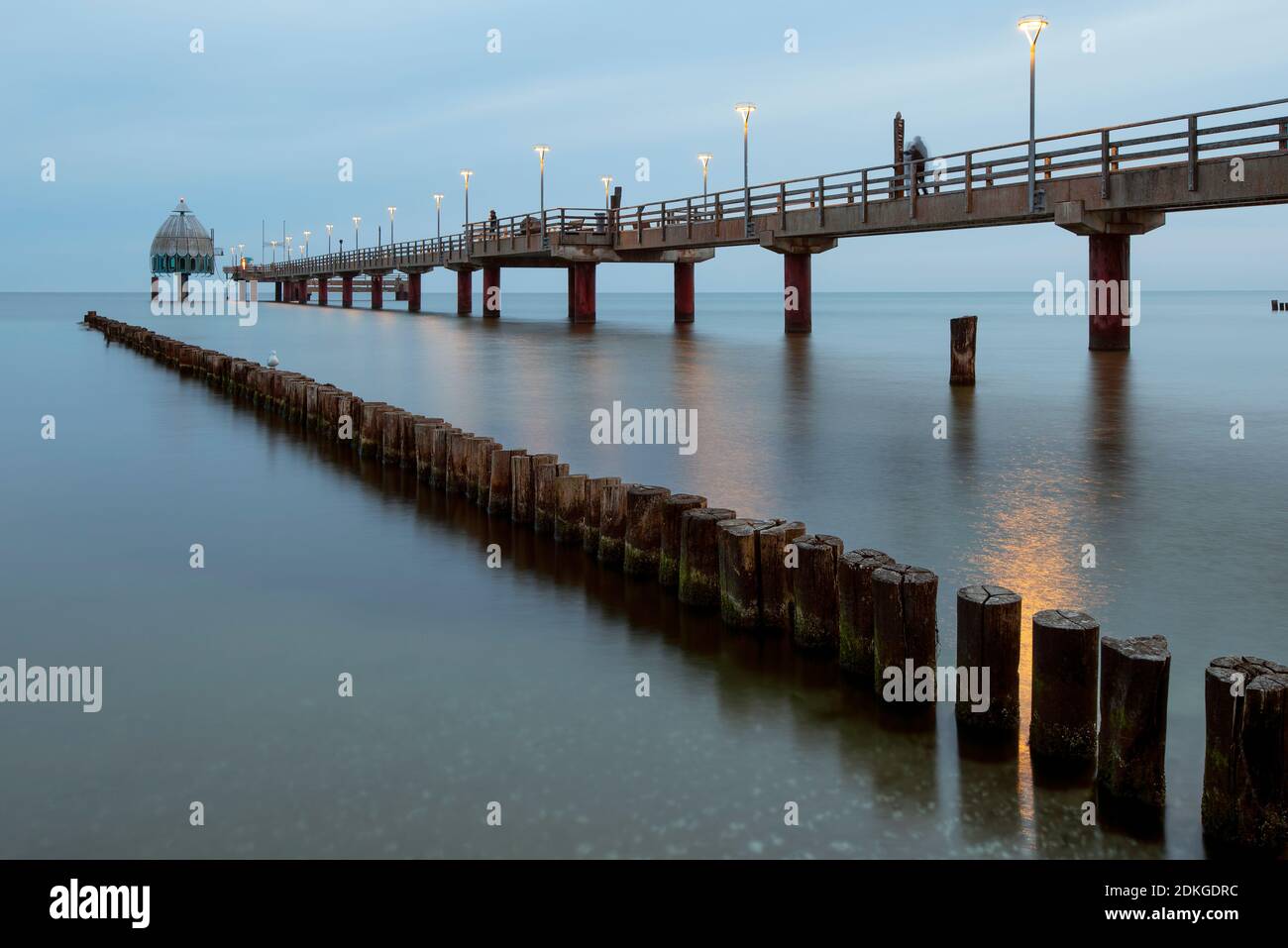 Allemagne, Mecklembourg-Poméranie occidentale, péninsule de Fischland-Darß-Zingst, télécabine de plongée et jetée à Zingst, Mer Baltique Banque D'Images