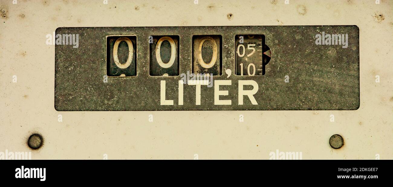 Ancien compteur d'essence sur une pompe à gaz Banque D'Images