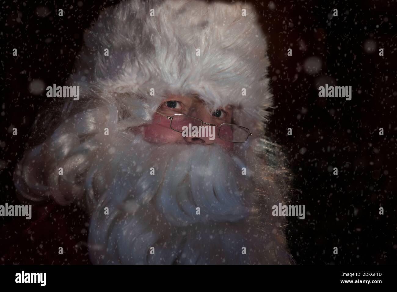 Royaume-Uni, Quorn - novembre 2020: Père Noël regardant par-dessus son épaule à travers la neige - large Banque D'Images