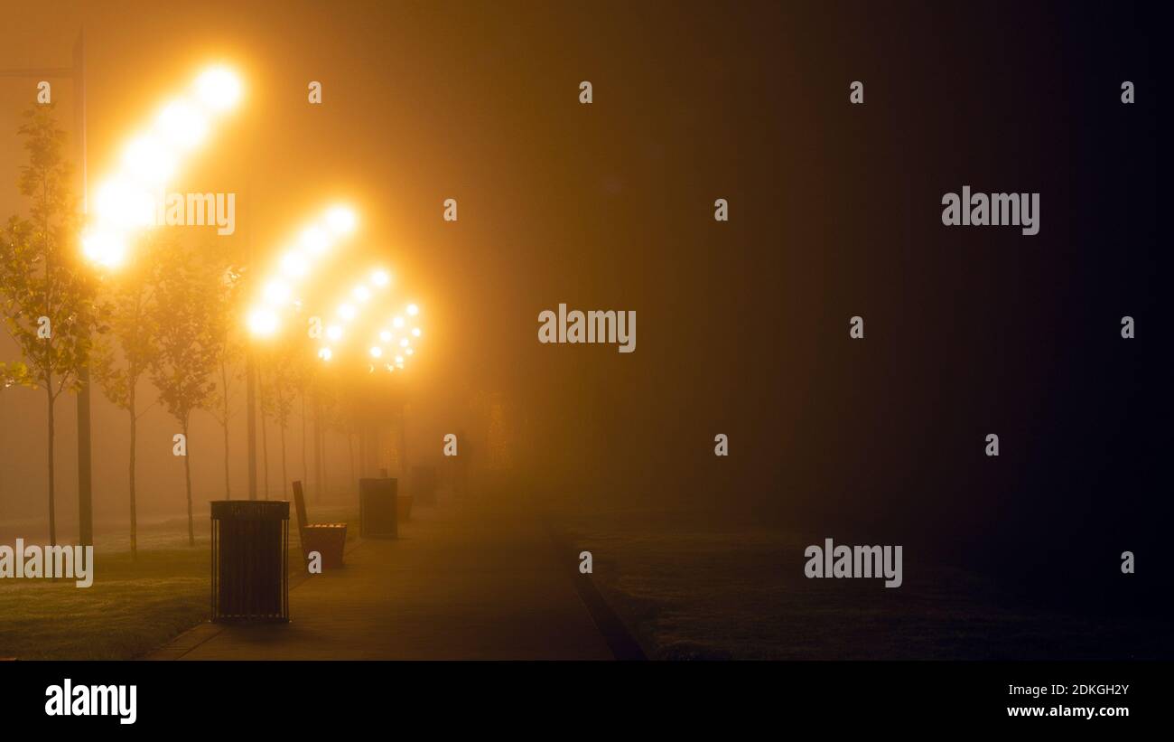 lanternes dans la rue de la ville nocturne dans le brouillard. Banque D'Images