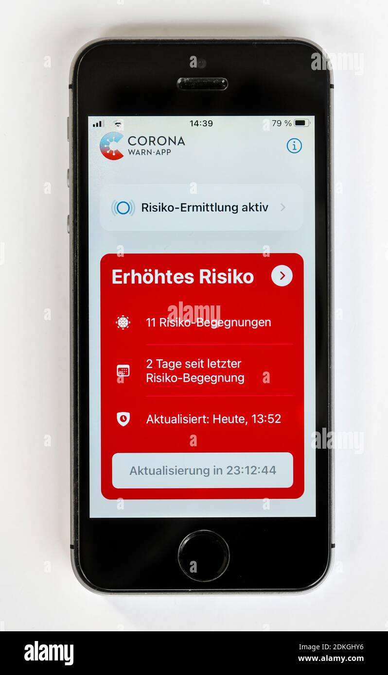 Allemagne - téléphone cellulaire avec application d'avertissement Corona ouverte montre un risque accru avec 11 rencontres de risque. Banque D'Images
