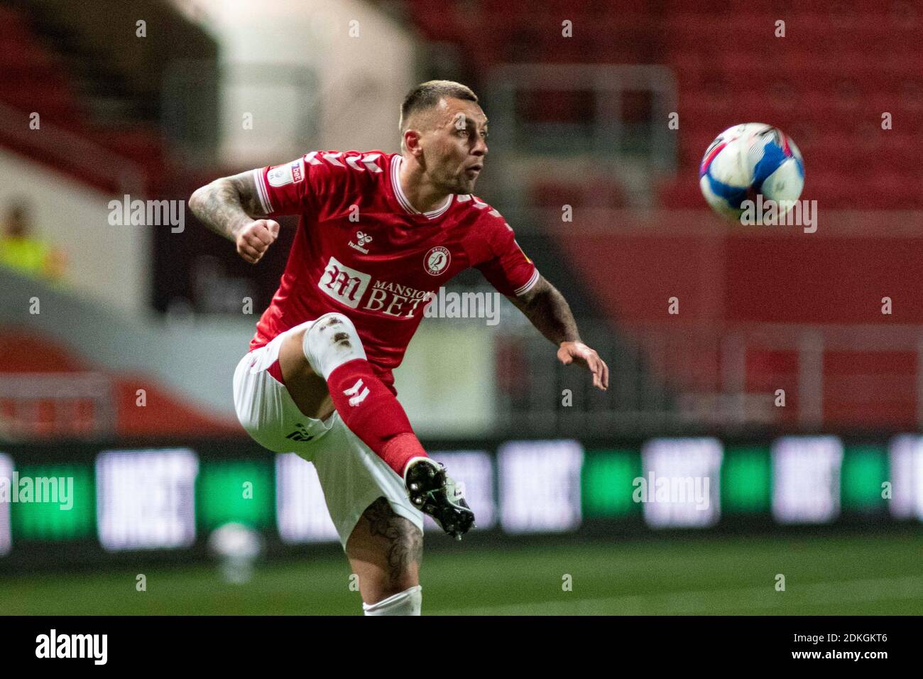 Bristol, Royaume-Uni. 15 décembre 2020. Jack Hunt de Bristol City en action contre Millwall. EFL Skybet Championship Match, Bristol City v Millwall au stade Ashton Gate à Bristol, Avon, le mardi 15 décembre 2020. Cette image ne peut être utilisée qu'à des fins éditoriales. Utilisation éditoriale uniquement, licence requise pour une utilisation commerciale. Aucune utilisation dans les Paris, les jeux ou les publications d'un seul club/ligue/joueur. photo de Lewis Mitchell/Andrew Orchard sports Photography/Alamy Live News crédit: Andrew Orchard sports Photography/Alamy Live News Banque D'Images