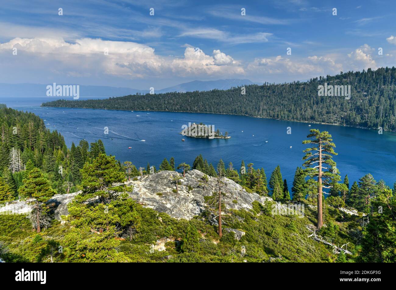 Emerald Bay State Park est un parc national de Californie aux États-Unis, centré sur Emerald Bay du lac Tahoe, un site naturel national. Banque D'Images