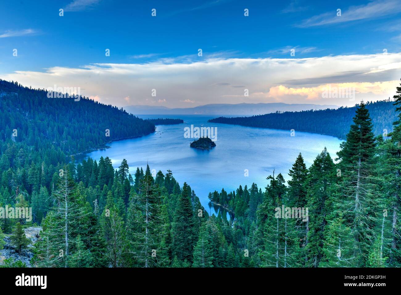 Emerald Bay State Park est un parc national de Californie aux États-Unis, centré sur Emerald Bay du lac Tahoe, un site naturel national. Banque D'Images