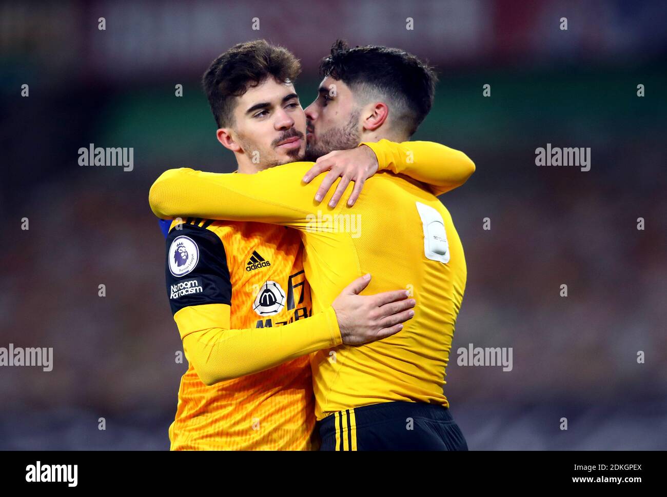 Pedro Neto (à droite) et Vitinha de Wolverhampton Wanderers après le match de la Premier League à Molineux, Wolverhampton. Banque D'Images Pedro Neto (à droite) et Vitinha de Wolverhampton Wanderers après le match de la Premier League à Molineux, Wolverhampton. Banque D'Images