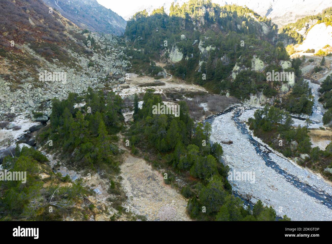 Photos aériennes du ruisseau de montagne à la ligne de l'arbre dans les hautes montagnes Banque D'Images