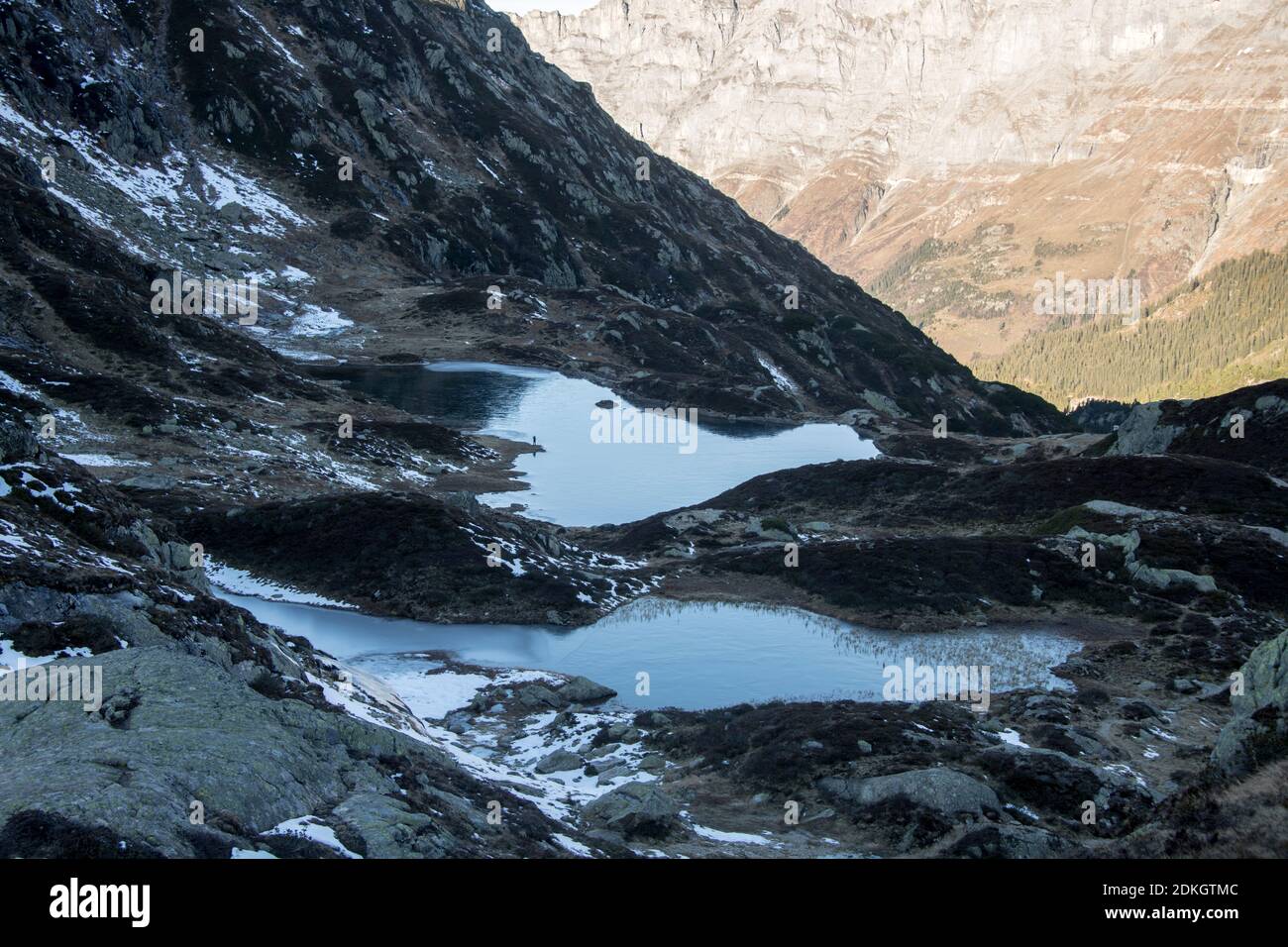 lacs de montagne isolés à l'ombre Banque D'Images