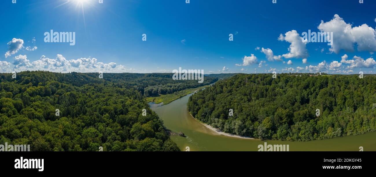 Vue panoramique sur la rivière Isar dans le sud de Munich, en Allemagne. Banque D'Images