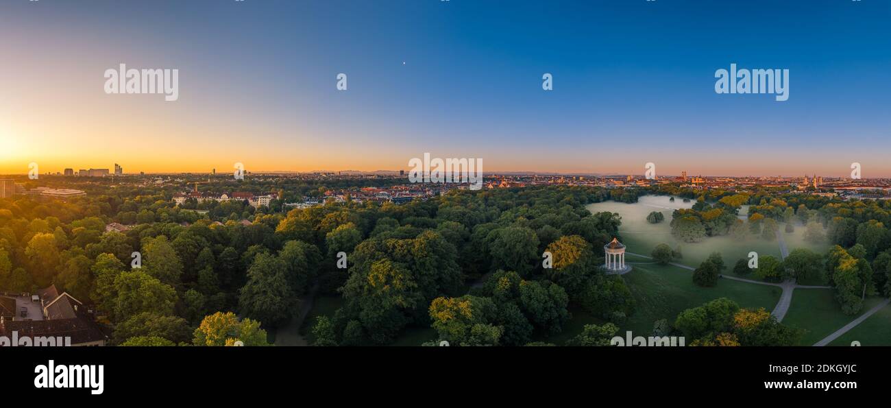 Brouillard à Munich. Vue aérienne brumeuse dans le populaire jardin anglais et une vue totale de l'horizon au lever du soleil Banque D'Images