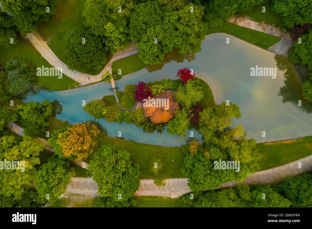 Une belle rivière encadrée partie d'un parc à Munich par le haut Banque D'Images