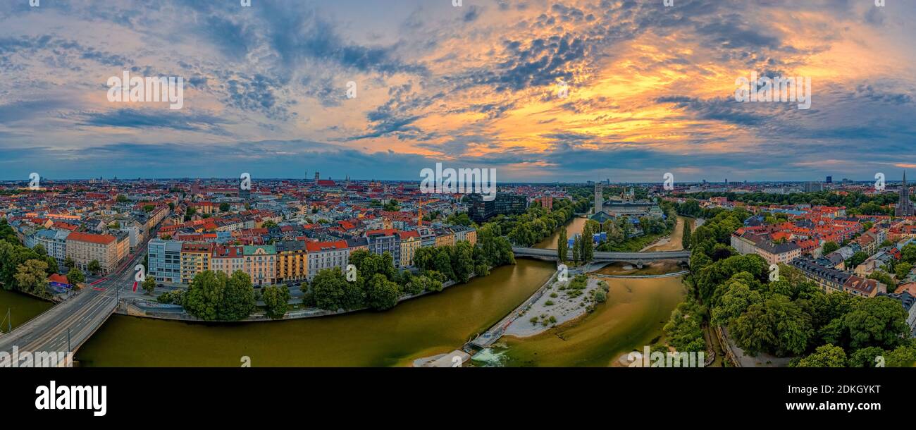 Ciel spectaculaire au lever du soleil au-dessus de Munich en tant qu'antenne panoramique avec une magnifique vue panoramique sur la capitale bavaroise. Vue sur la Frauenkirche en arrière-plan avec un pont et la rivière Isar en premier plan. Banque D'Images