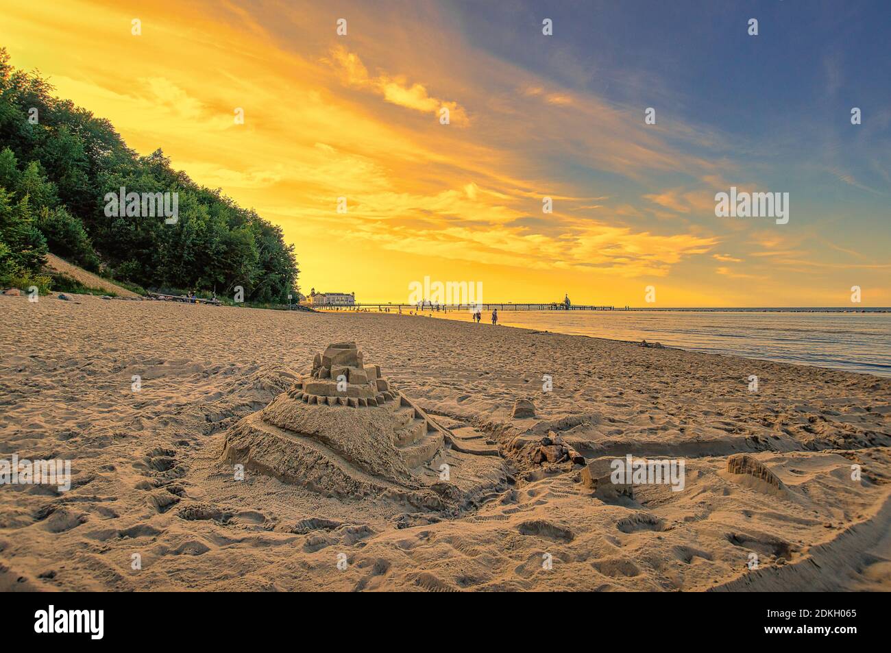 De belles vacances - un château de sable au coucher du soleil sur la mer, merveilleuse plage de sable chaud en été Banque D'Images